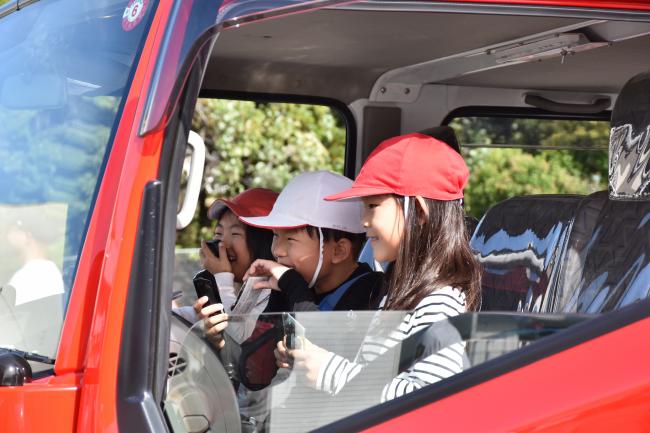 消防団車両(消防ポンプ車)に体験搭乗する児童