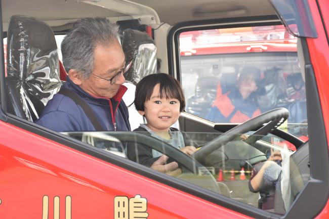 消防団車両(消防ポンプ車)に体験搭乗する一般参加者