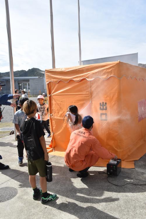 煙体験ハウスから出てきた児童