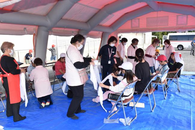 応急手当等救護体験をする児童たち