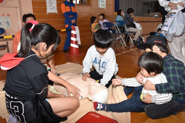 救急救命・ＡＥＤの使い方を体験する児童