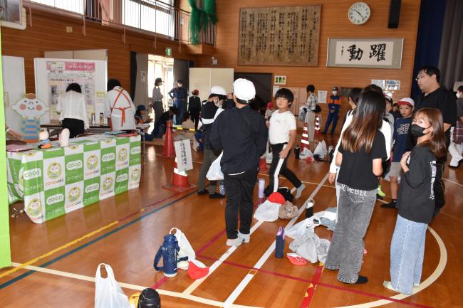 生活協同組合コープみらいのパネル展示および防災クイズ