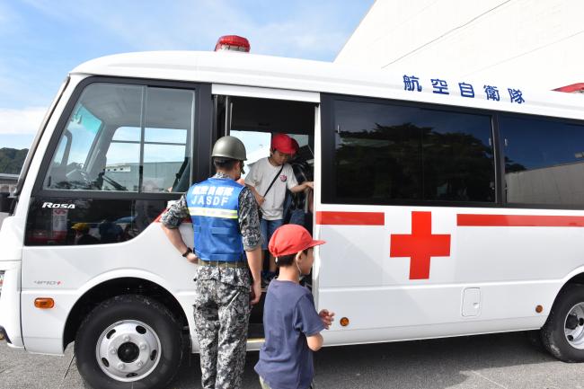 航空自衛隊車両(特殊車両)から降りる児童