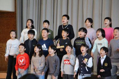 おおきなくちをあけてうたうじどう