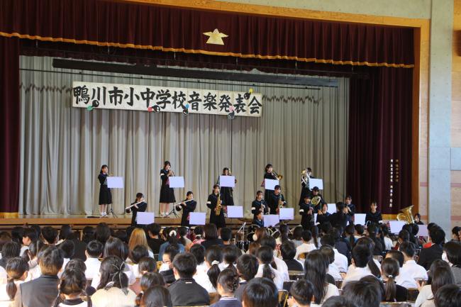 鴨川市小中音楽発表会で演奏する児童の写真