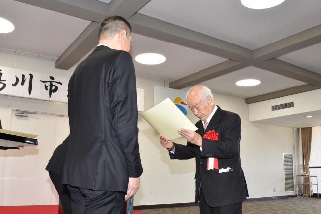 表彰状を受け取る小谷氏