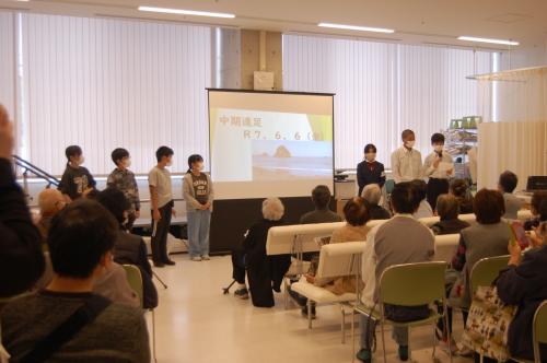 中期遠足の様子を発表