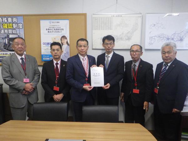 国土交通省 石和田二郎 道路局次長に要望書を手渡す会長　佐々木久之 鴨川市長