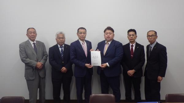 財務省 片岡誠司 主計局主査に要望書を手渡す会長 佐々木久之 鴨川市長