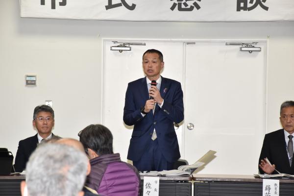 市民懇談会で市政報告をする市長