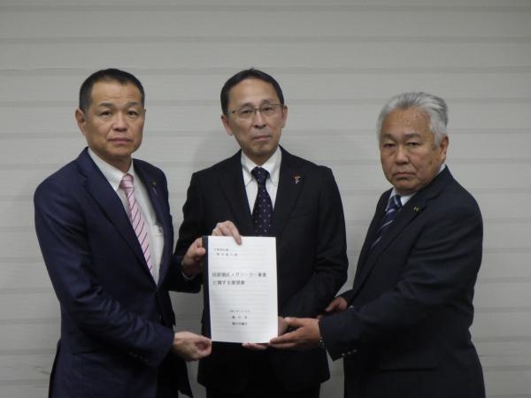 要望書を提出する市長と議長の写真