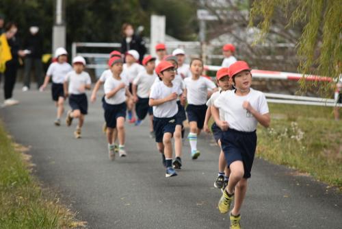 農道を走る低学年