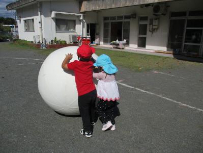 「なかよく大玉転がし」（運動会ごっこ）