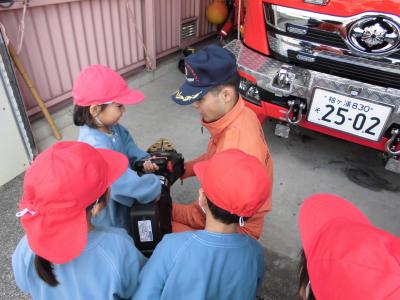 消防署見学「消防士さんかっこいい！」