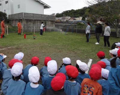 先生がんばれー！！（初期消火訓練）