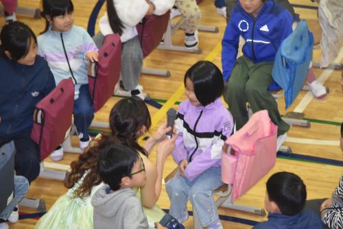 感想を述べる低学年児童