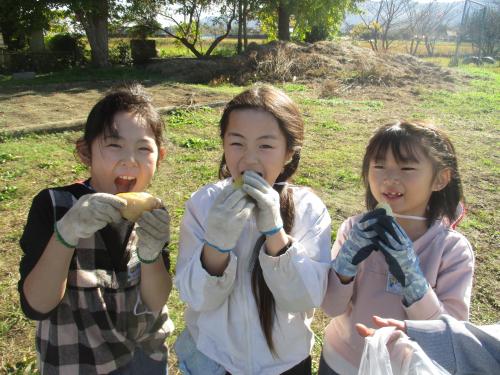 おいしそうに食べる