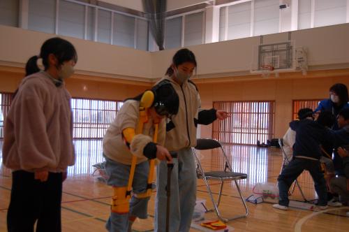 補助具を使った高齢者体験