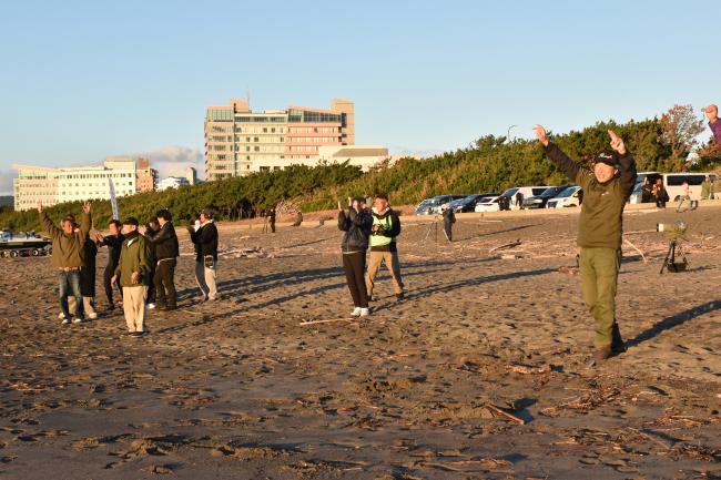 市長のファーストライド成功に拍手する関係者や観客の写真