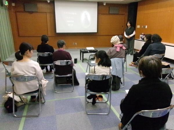 映画上映を待つ様子