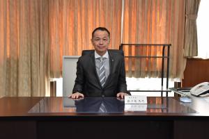 市長席に座る佐々木市長