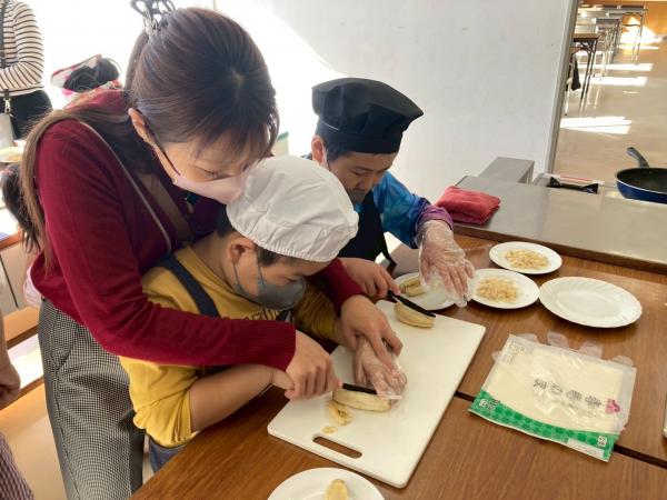 親子でバナナを切る様子