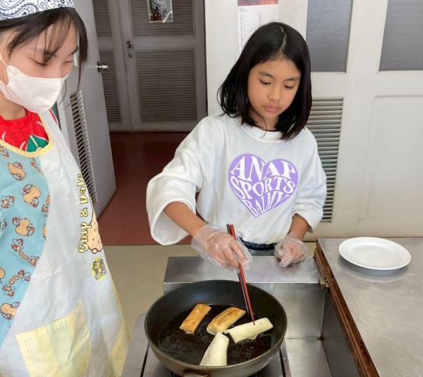 バナナの春巻きを揚げている様子