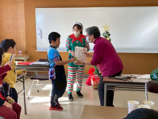 プレゼントを渡す様子