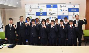 日本航空学園千葉鴨川キャンパスの生徒と市長、副市長の写真