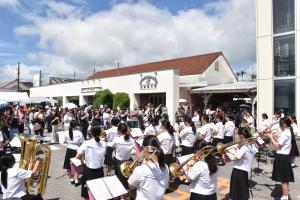 安房鴨川駅開業100周年のイベントで行われた鴨川中学校吹奏楽部による演奏の写真