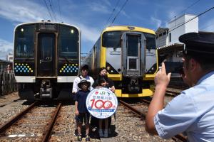 線路内の記念撮影をする参加者