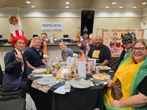 ハロウィンをテーマに仮装した参加者の写真