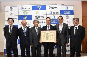 太海エビ網組合員と市長の写真