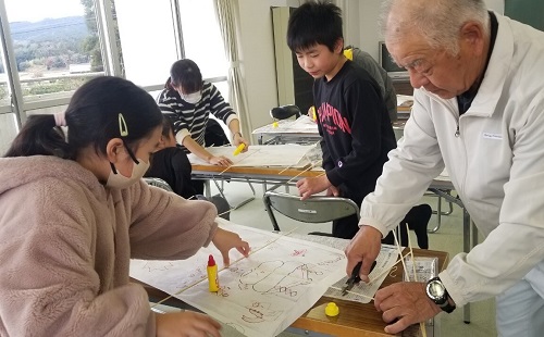 凧づくりの様子1