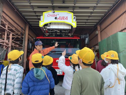 消防車を見せてもらう子どもたち