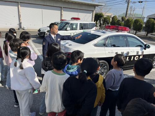 パトカーの説明を受ける