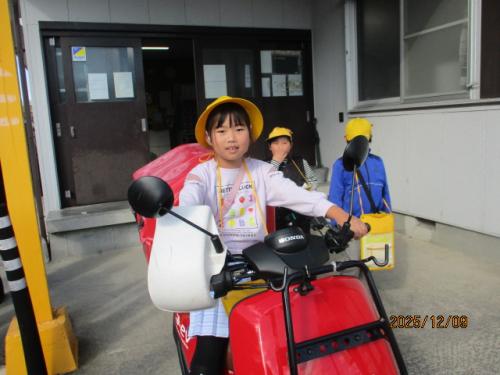 バイクにまたがる女の子