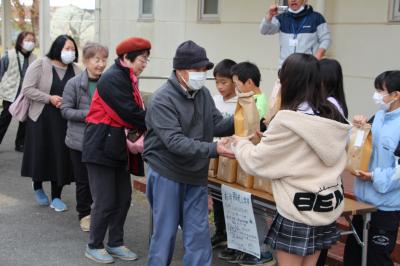 たいいくかんまえのはんばいのようす