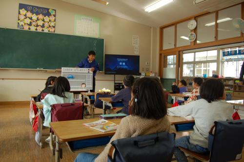 交通安全のお話をうかがう1年生