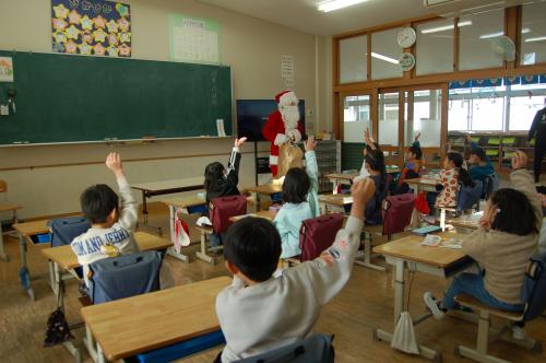 元気よく手を上げる1年生