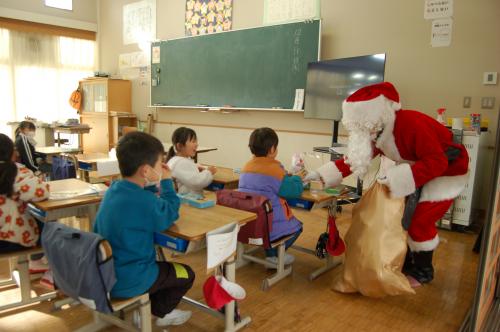 プレゼントを渡すサンタさん