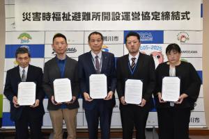 佐々木市長と協定施設管理者の集合写真