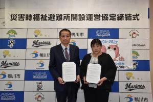 佐々木市長と医療法人まきの家の写真