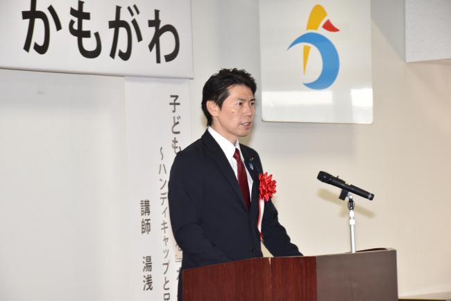 ヒューマンフェスタの開会に当たり挨拶を述べる川名県議の写真