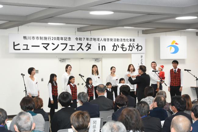 少年少女合唱団が歌を披露する写真