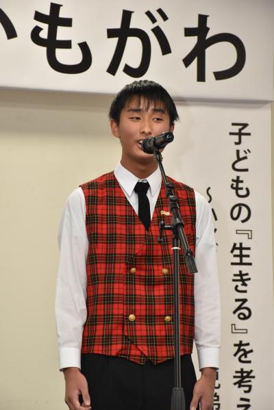 ソロで歌う合唱団員の写真