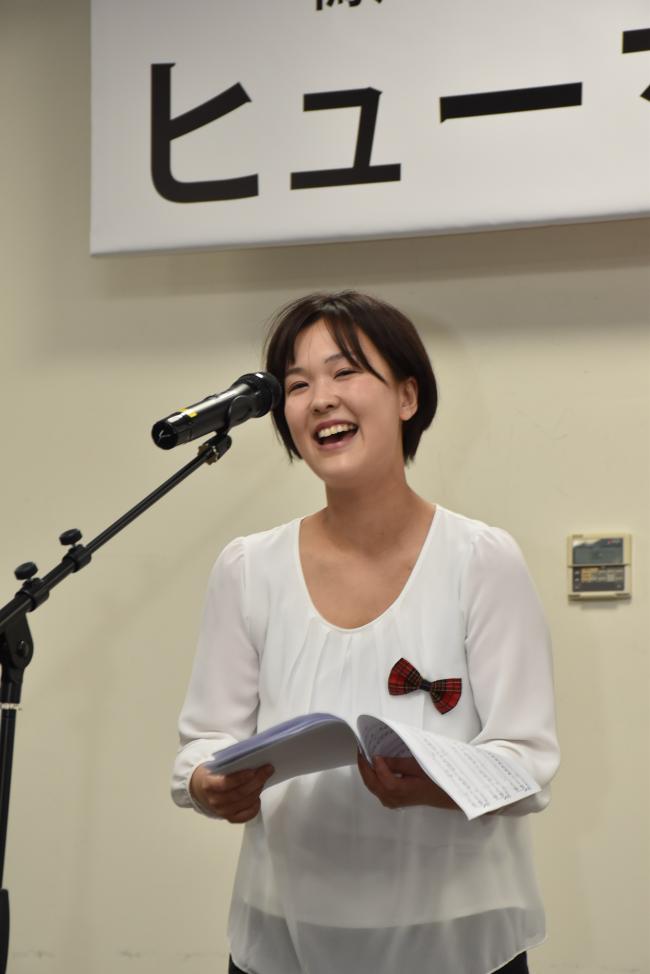 ソロで歌う女性の合唱団員の写真