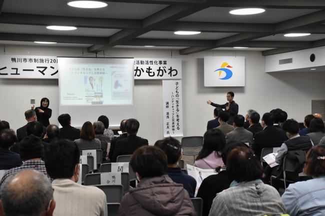 スライドを指しながら講演をする湯浅正太氏