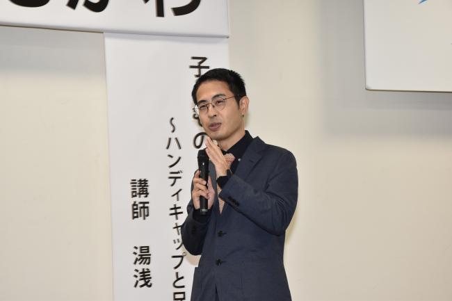 講演中の湯浅氏の写真