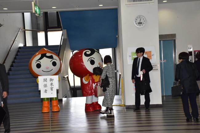 受付で人権イメージキャラクター人ＫＥＮまもる君、人KENあゆみちゃんが出迎えをする様子